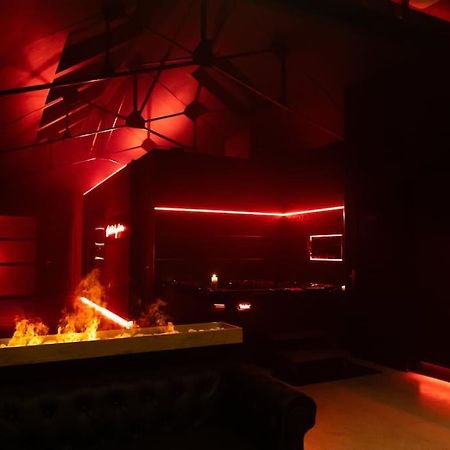 Loveroom O Diable Des Plaisirs Avec Jacuzzi Tourcoing Eksteriør billede
