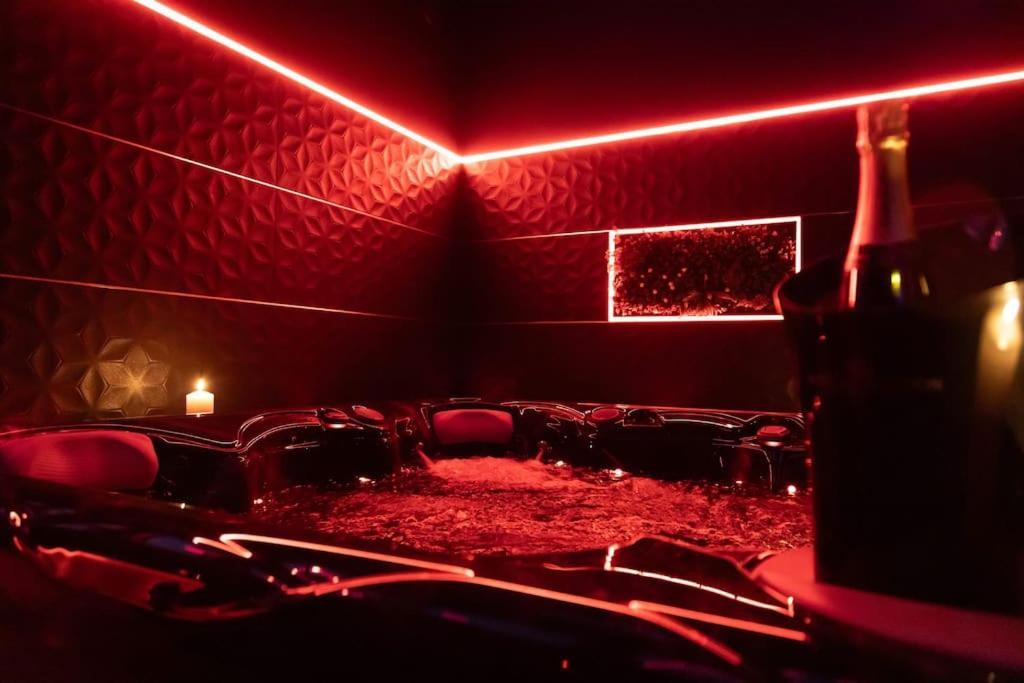 Loveroom O Diable Des Plaisirs Avec Jacuzzi Tourcoing Eksteriør billede