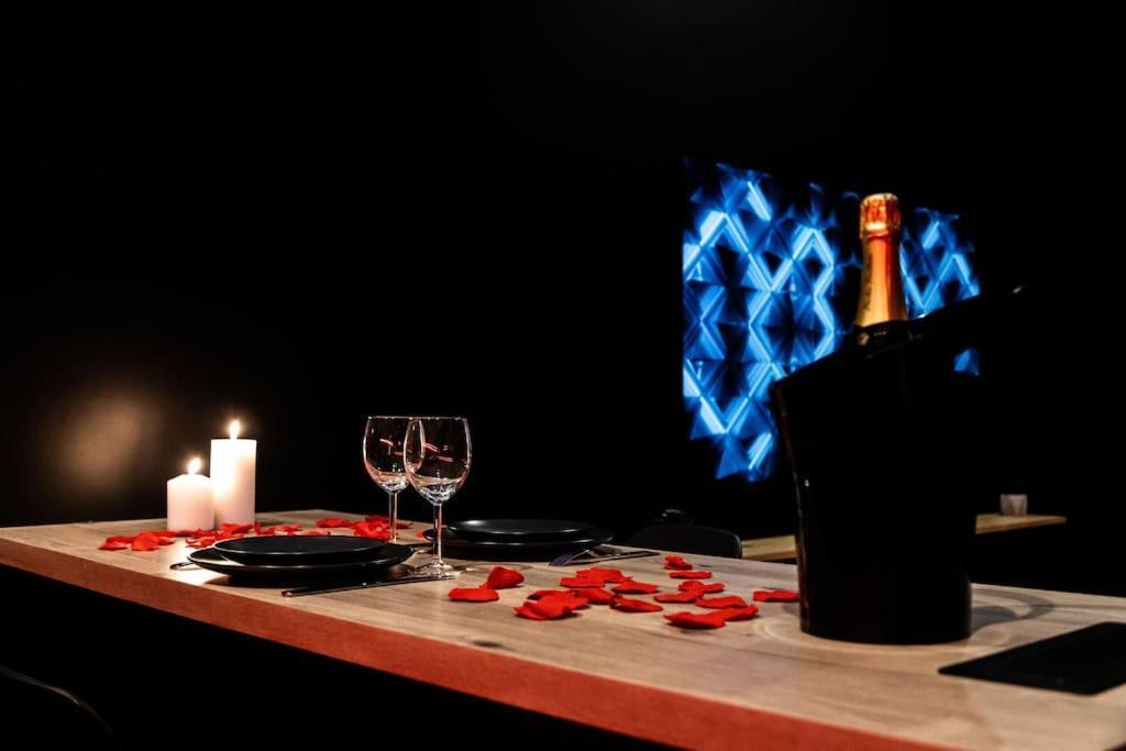 Loveroom O Diable Des Plaisirs Avec Jacuzzi Tourcoing Eksteriør billede