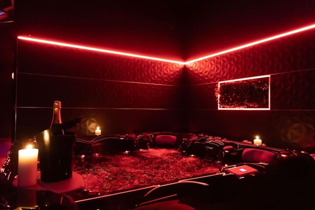 Loveroom O Diable Des Plaisirs Avec Jacuzzi Tourcoing Eksteriør billede