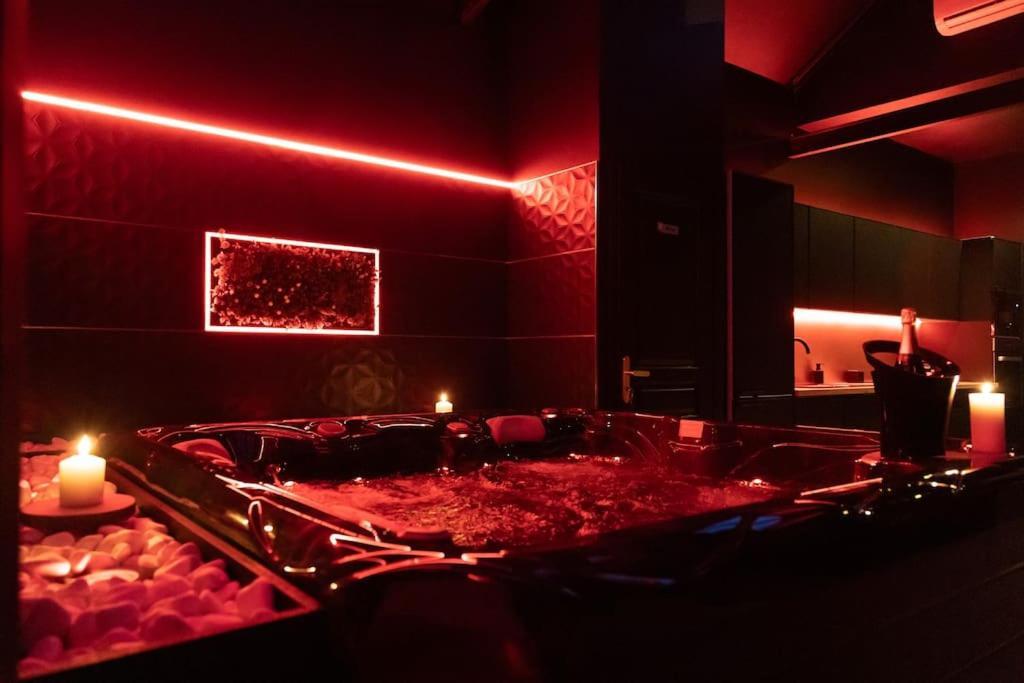 Loveroom O Diable Des Plaisirs Avec Jacuzzi Tourcoing Eksteriør billede