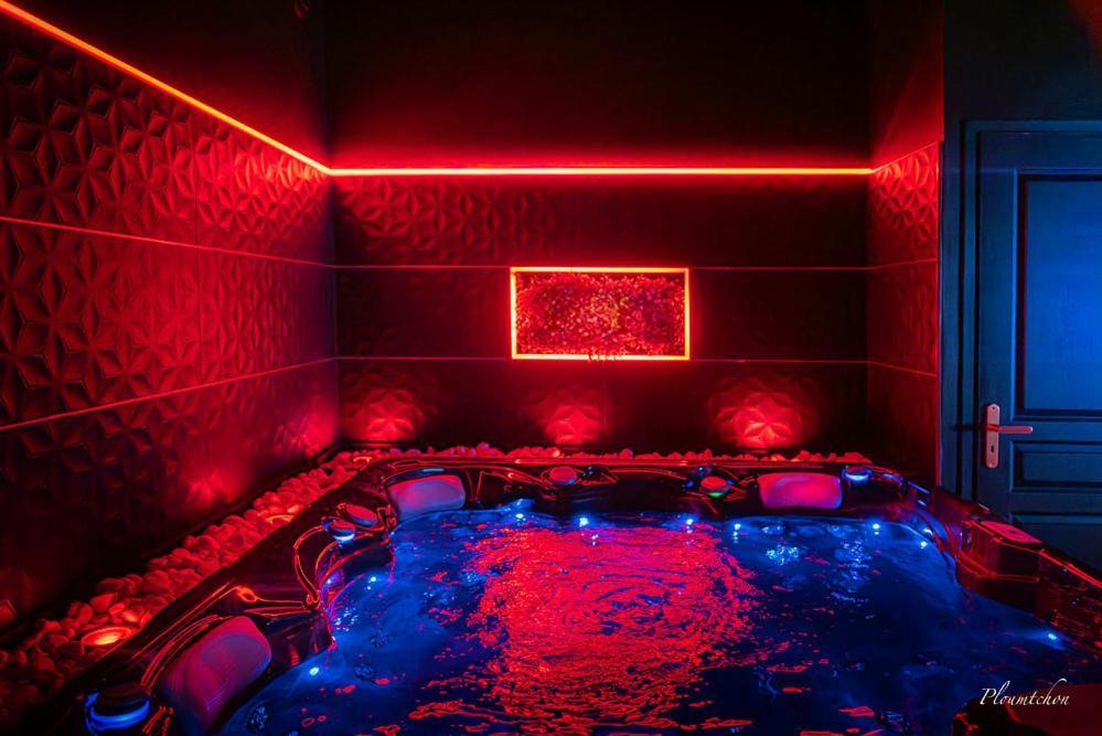 Loveroom O Diable Des Plaisirs Avec Jacuzzi Tourcoing Eksteriør billede